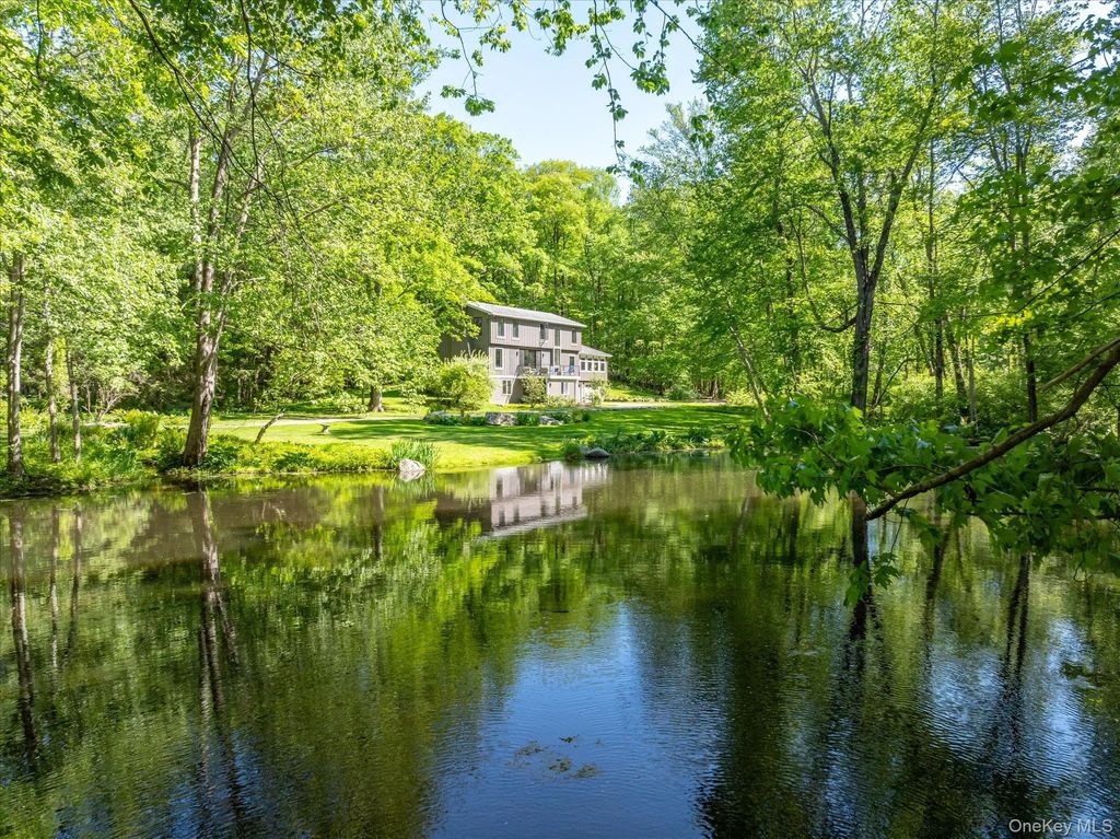 143 E Middle Patent Road, Bedford