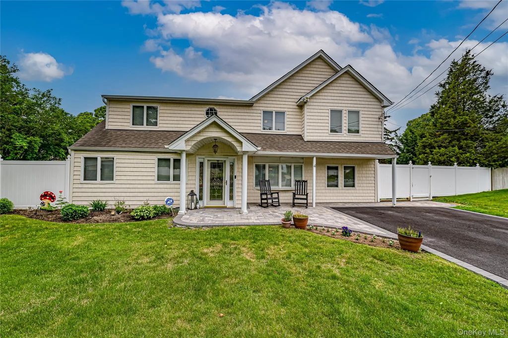 4 Country Greens Drive, Holtsville