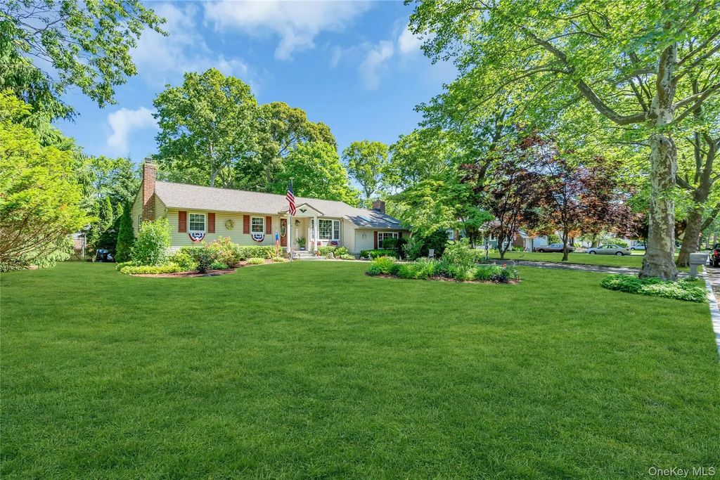 25 Del Place, Hauppauge