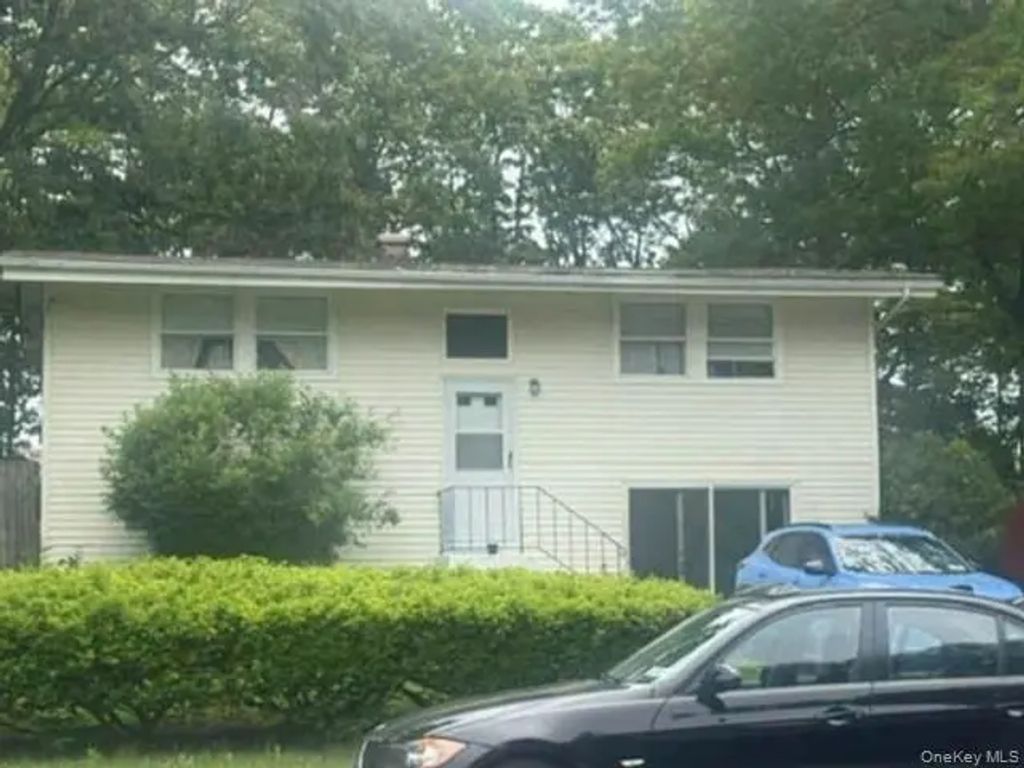 12 Arrowhead Lane, East Setauket