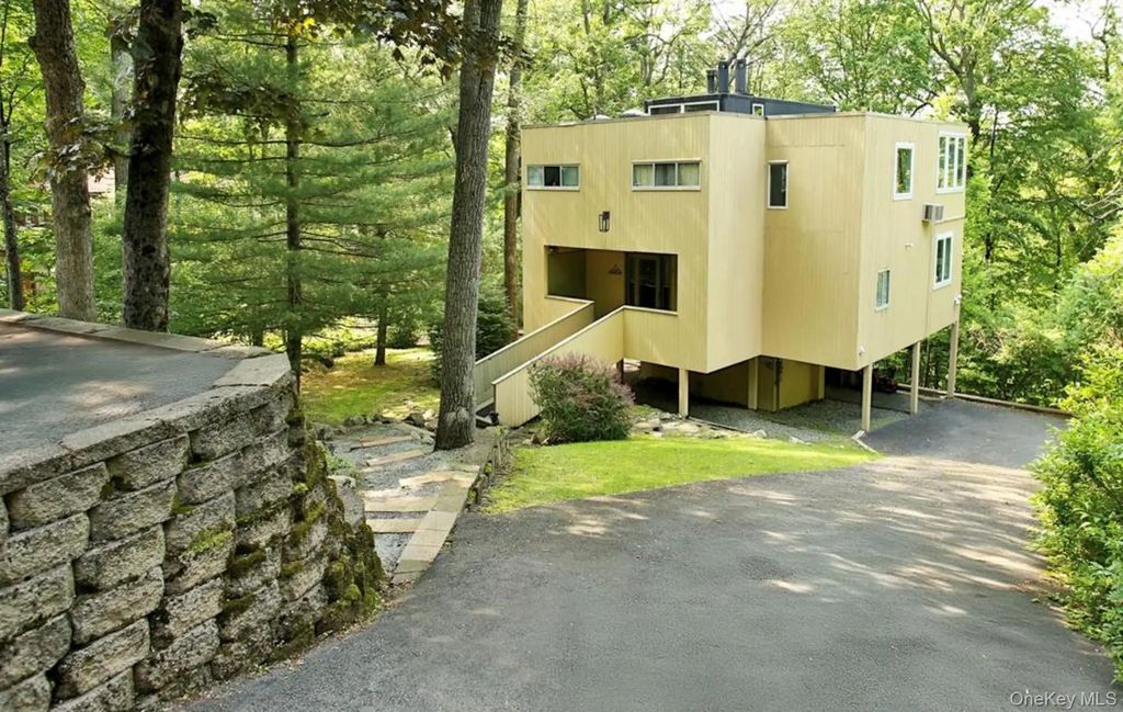 162 Fawn Hill Road, Tuxedo Park