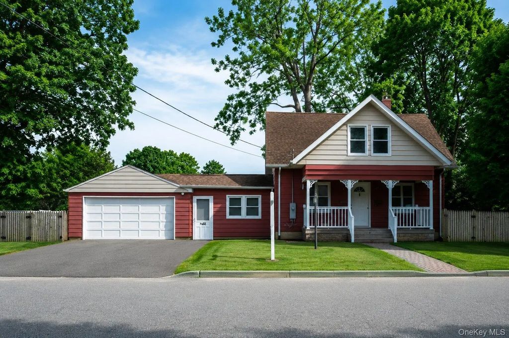 22 Oakland Avenue, Port Jefferson Station
