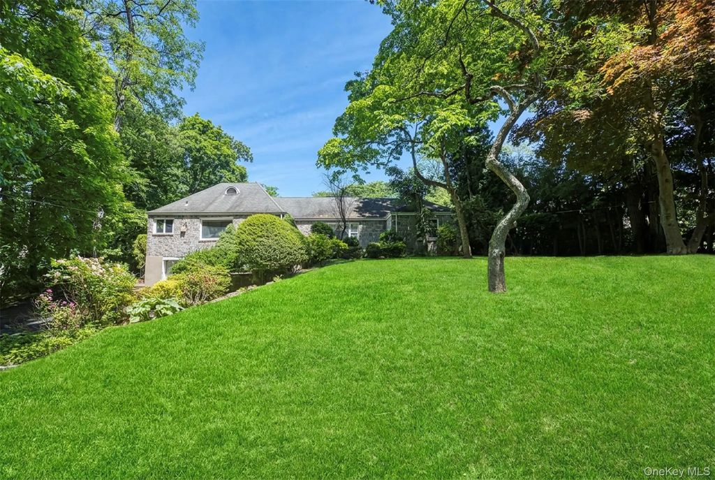 49 The Birches, Roslyn Estates