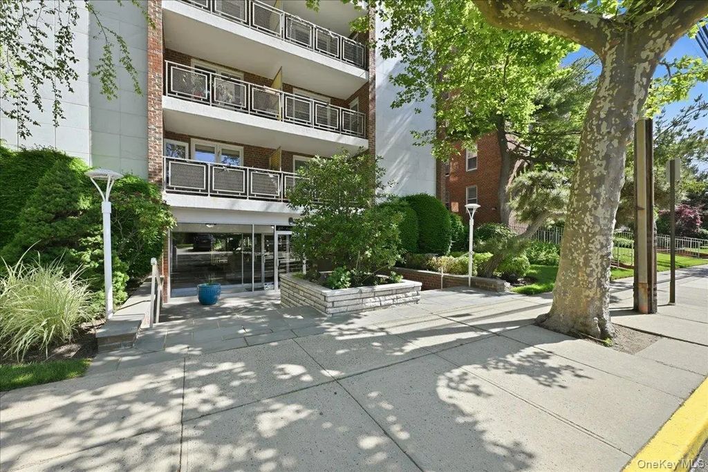100 Brooklyn Avenue # 4v, Freeport