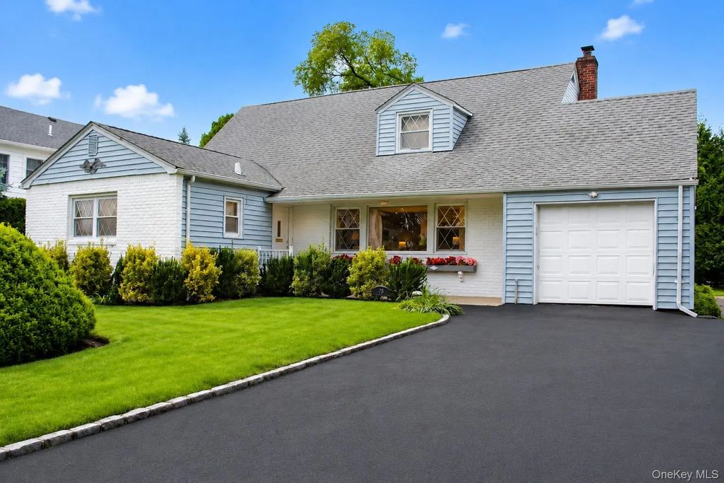 75 Stratford Avenue, Garden City