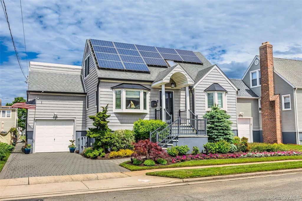650 S 9th Street, Lindenhurst