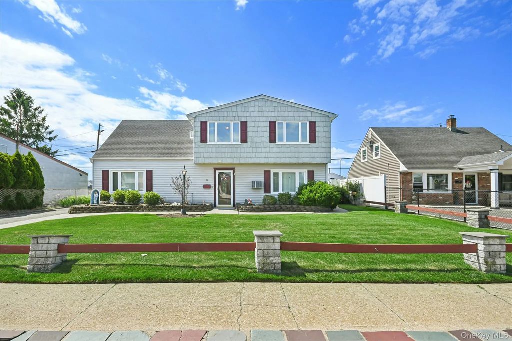 16 Sycamore Lane, Levittown