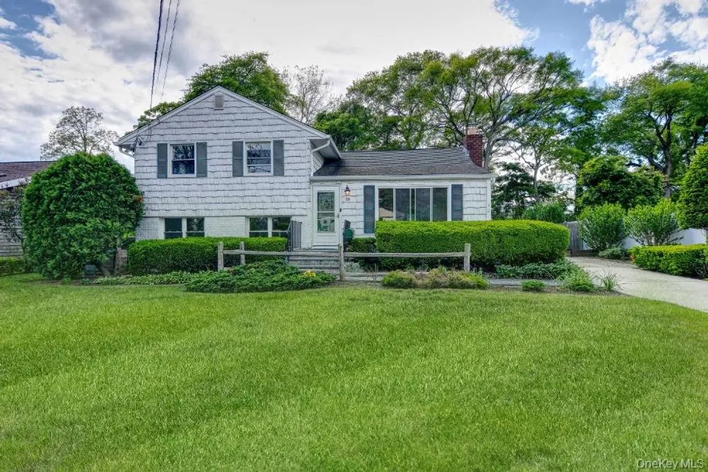 714 Tanglewood Road, West Islip