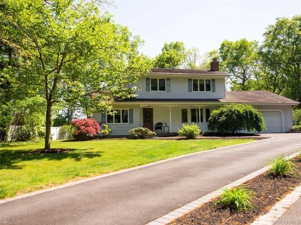 8 Donnatella Lane, Nesconset