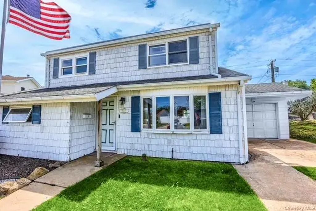 4236 Clarissa Road, Bethpage