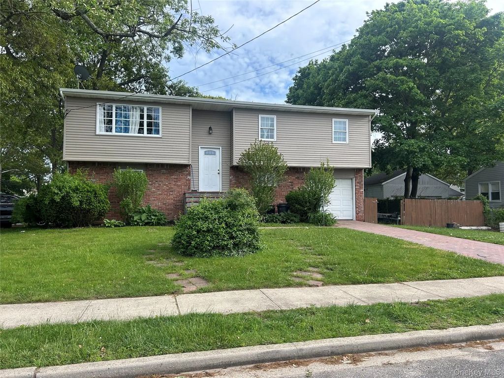 9 Oakley Street, Massapequa
