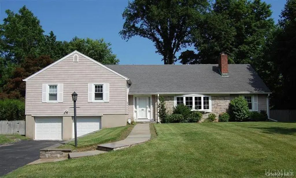 6 Oakstwain Road, Scarsdale