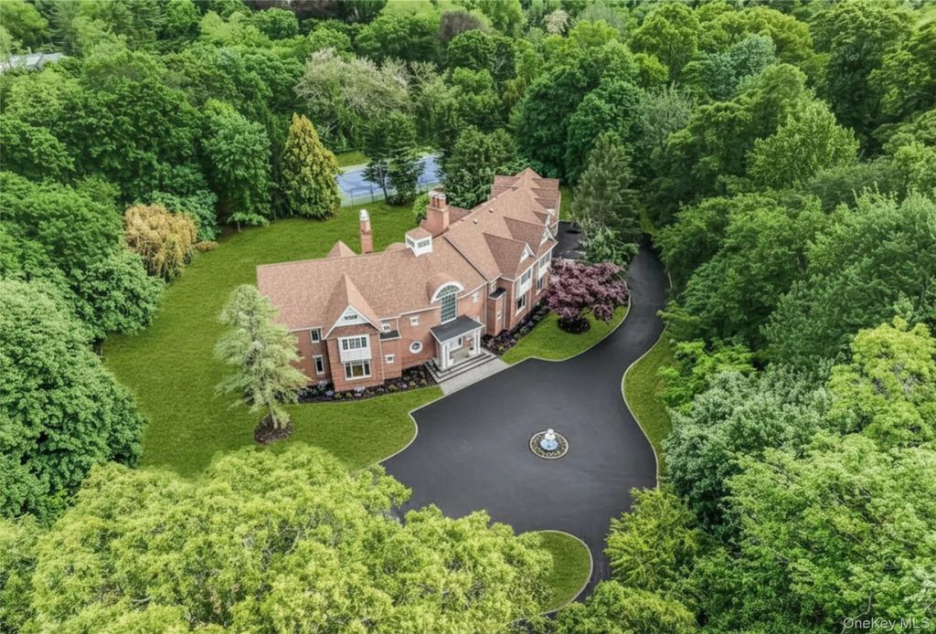 12 Saddle Ridge Road, Old Westbury