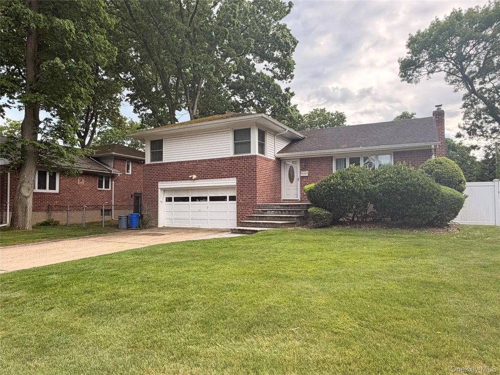748 Leslie Lane, East Meadow