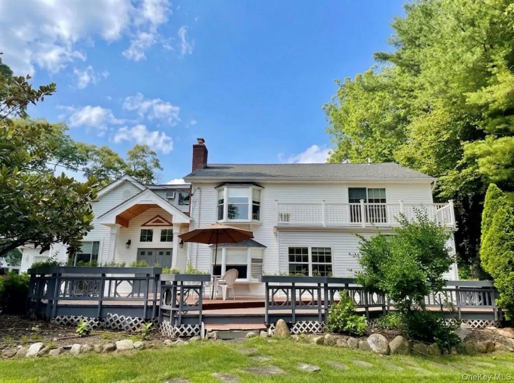 249 Cold Spring Road, Syosset
