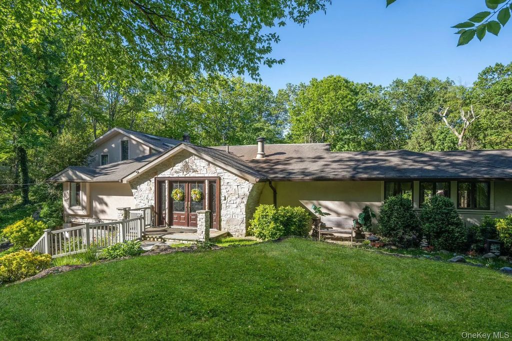 121 Laurel Lane, Laurel Hollow