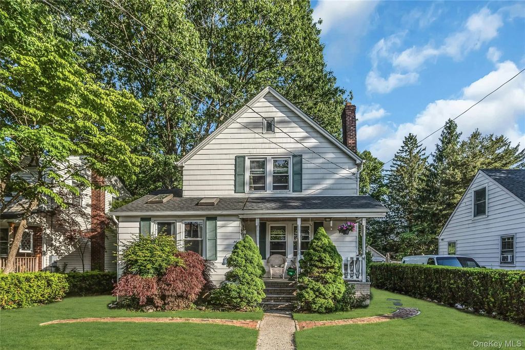 38 Macgregor Avenue, Roslyn Heights