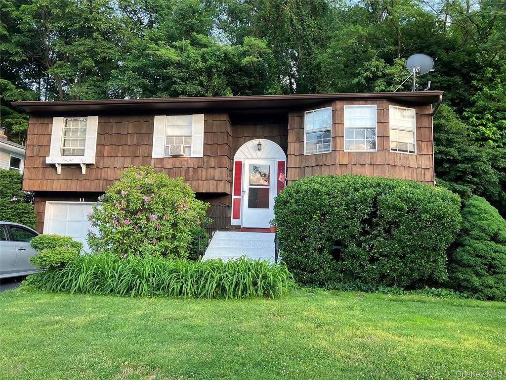 11 Harmony Lane, Glen Cove
