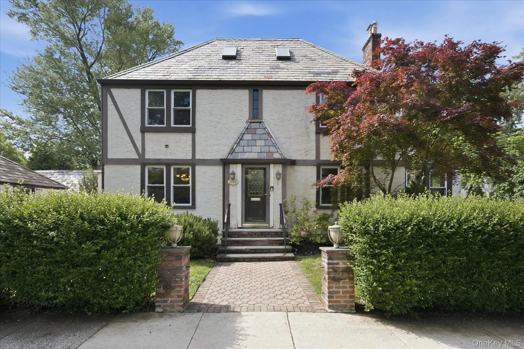 261-21 Pembroke Avenue, Great Neck