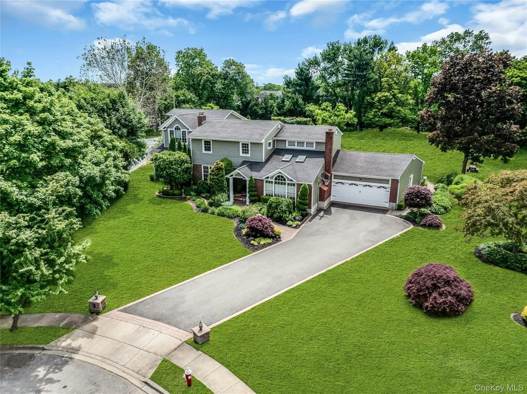 2 Eton Court, Plainview