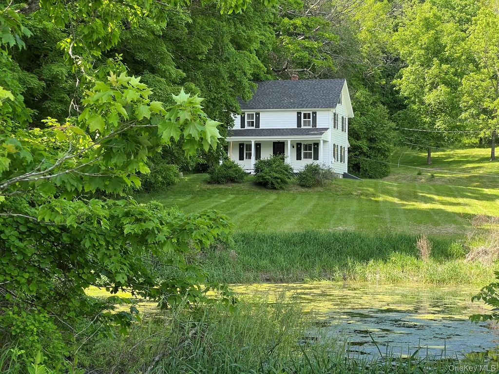 559 Shunpike, Millbrook