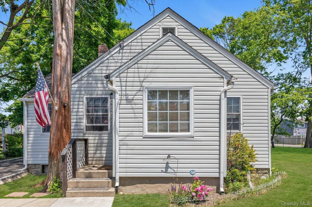193 Manhattan Avenue, West Babylon