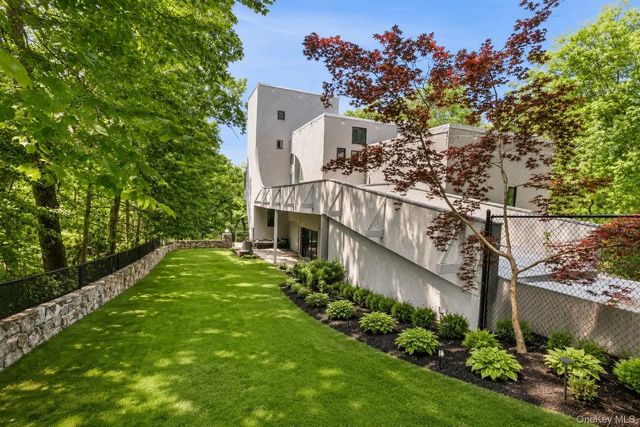 8 Cliff Court, Carmel