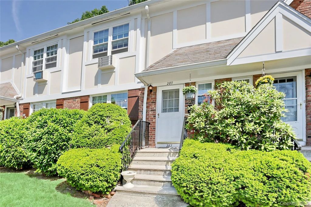 287 Parkside Drive, Suffern