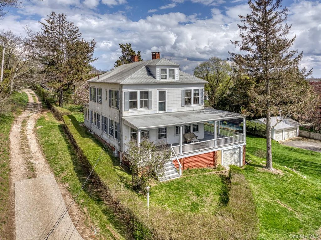 100 Maple Lane, Orient