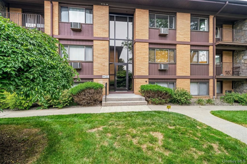 10 Oakwood Terrace # 107, New Windsor