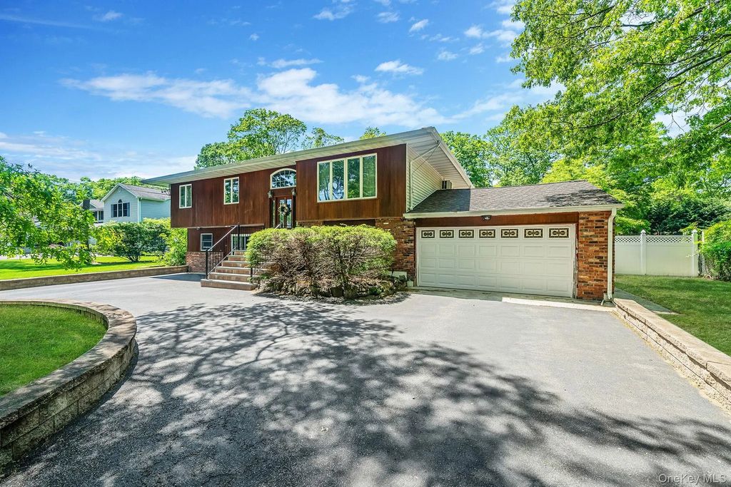 118 Ledgewood Drive, Smithtown