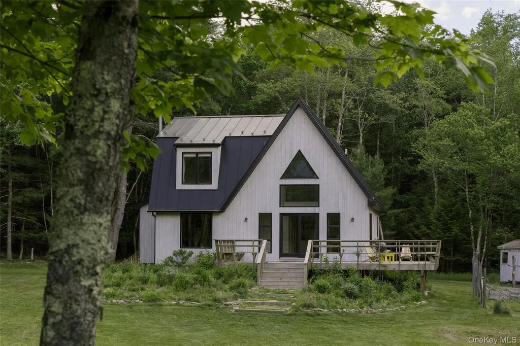 55 Garden House Road, Hurleyville