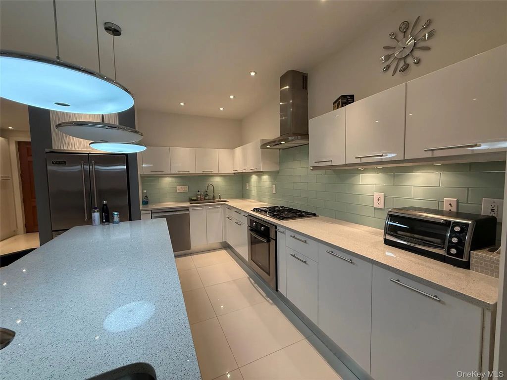40 Portico Place, Great Neck
