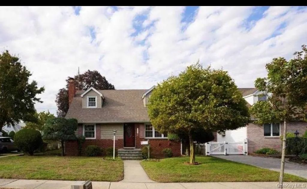 252 Arlington Street, Mineola