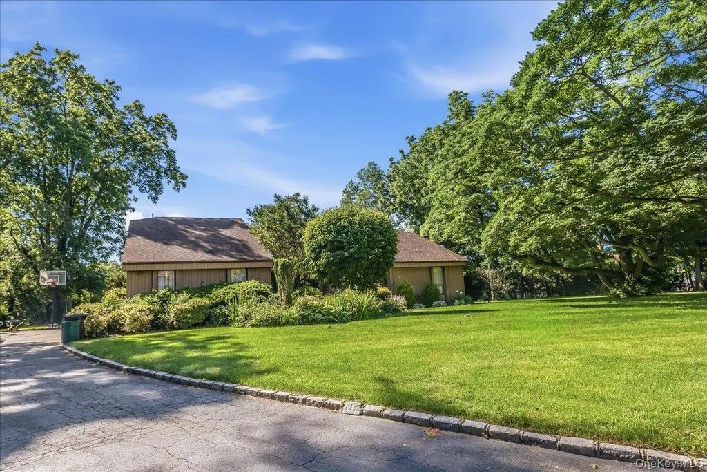 17 Campo Circle, Old Westbury