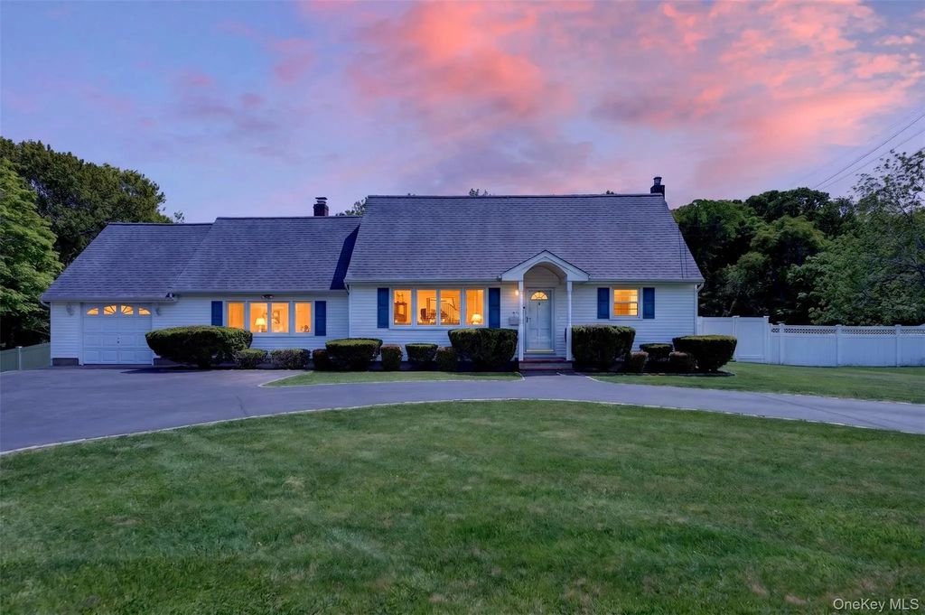 376 S Country Road, East Patchogue