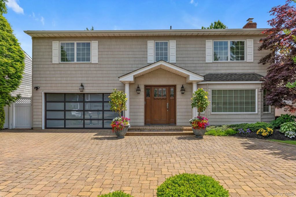 2114 Donna Drive, Merrick