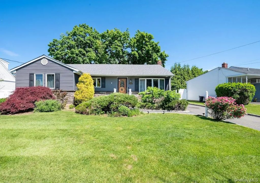 23 Martin Road S, Bethpage