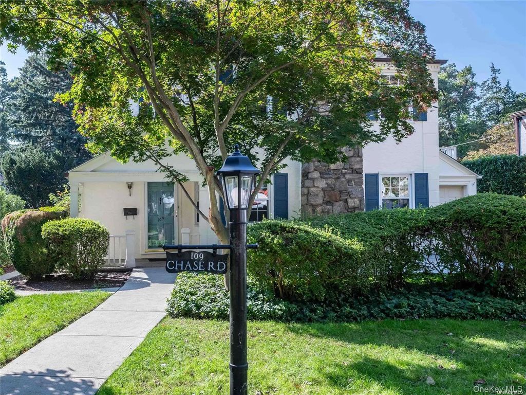 109 Chase Road, Manhasset