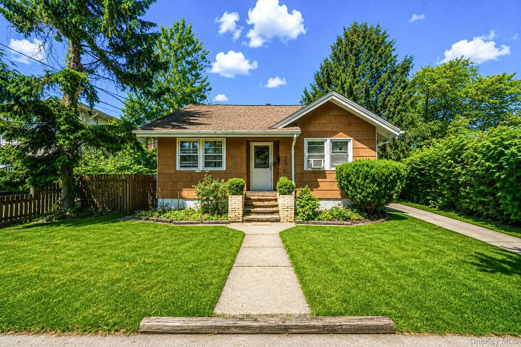 561 Chestnut Street, Lindenhurst
