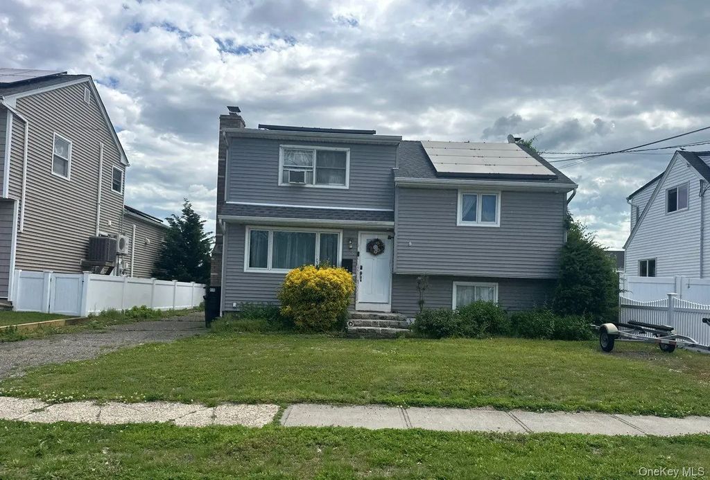 265 East Drive, Copiague