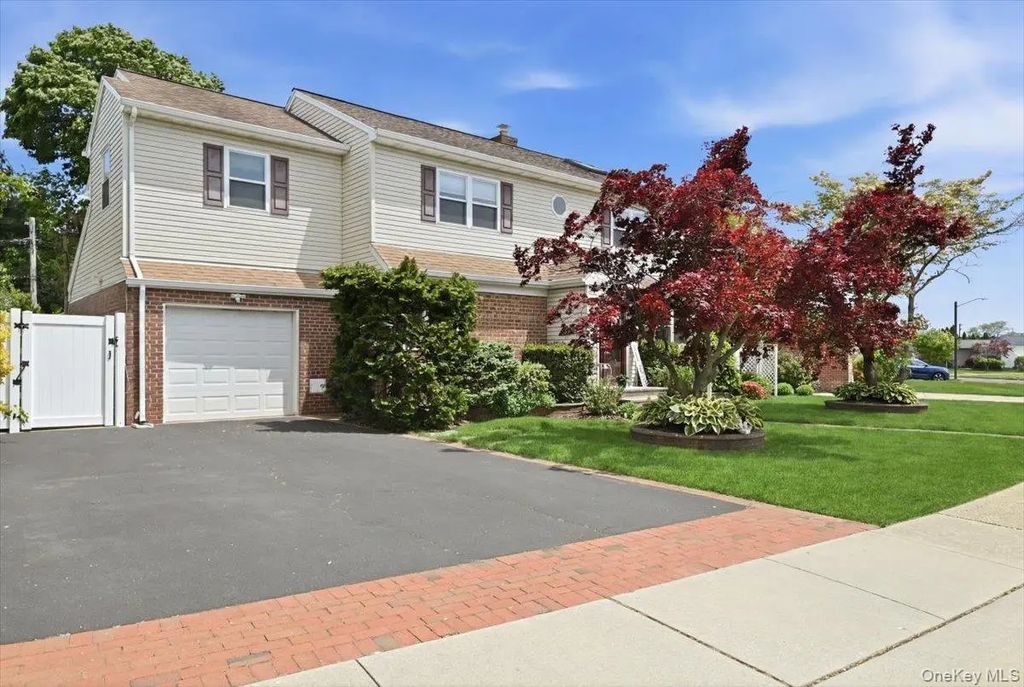 19 Berkshire Road, Bethpage