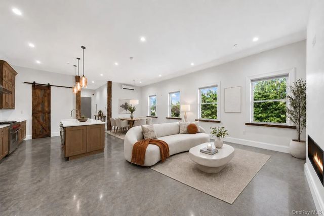 Photo of Listing #1007284