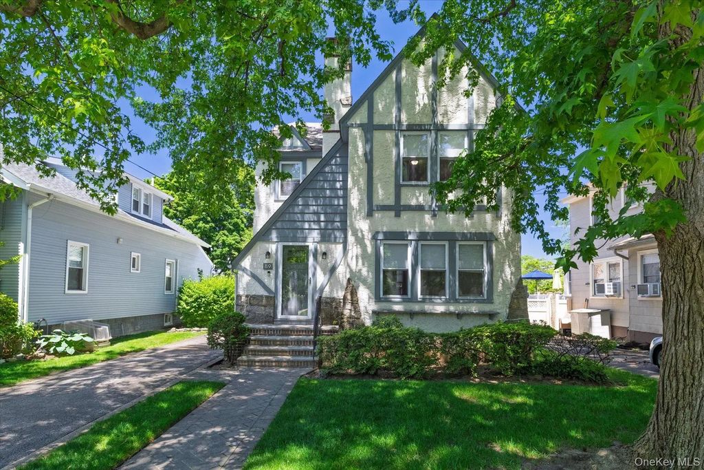 89 Lexington Avenue, Malverne