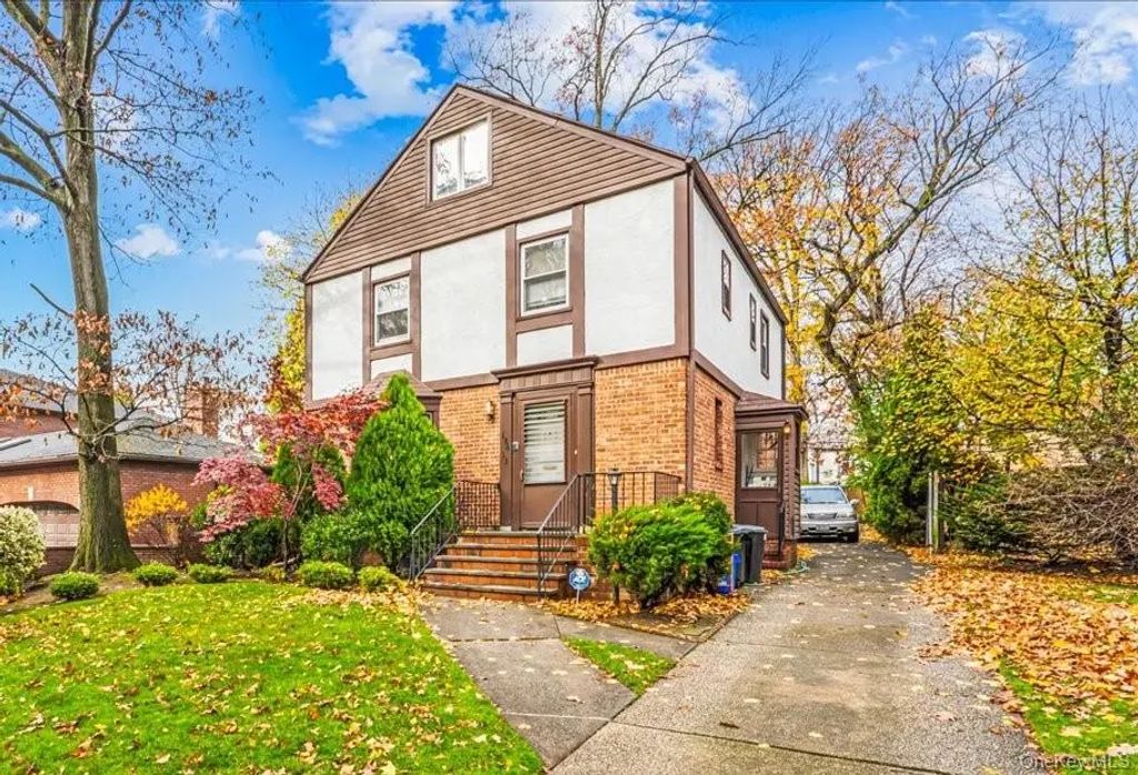 186-15 Grand Central Parkway, Jamaica Estates