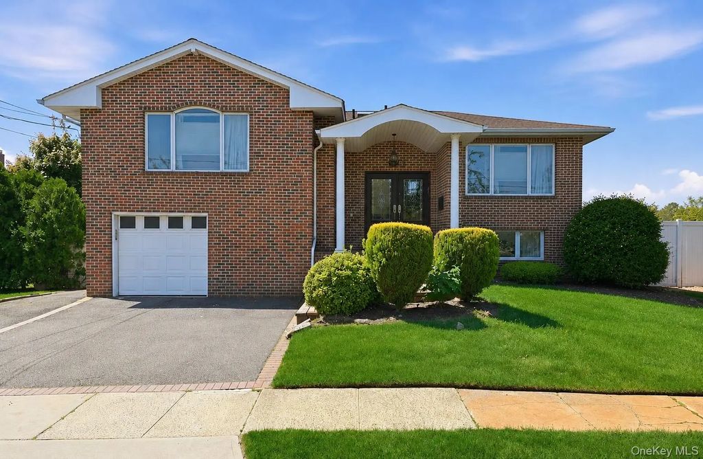 2998 Joyce Lane, Merrick