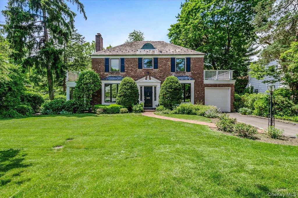 8 Parkside Drive, Great Neck