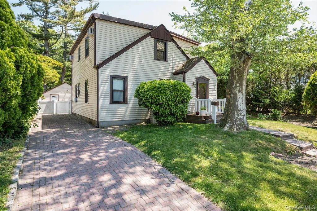 1045 Stanton Avenue, Woodmere