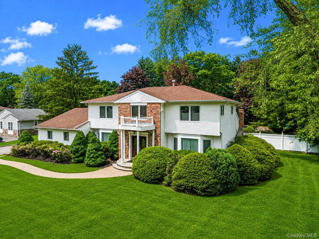 35 High Pasture Circle, Dix Hills
