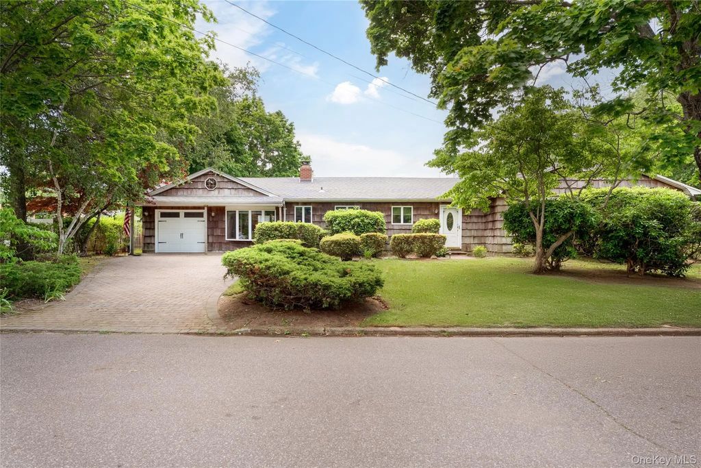 4 N Balin Court, South Setauket